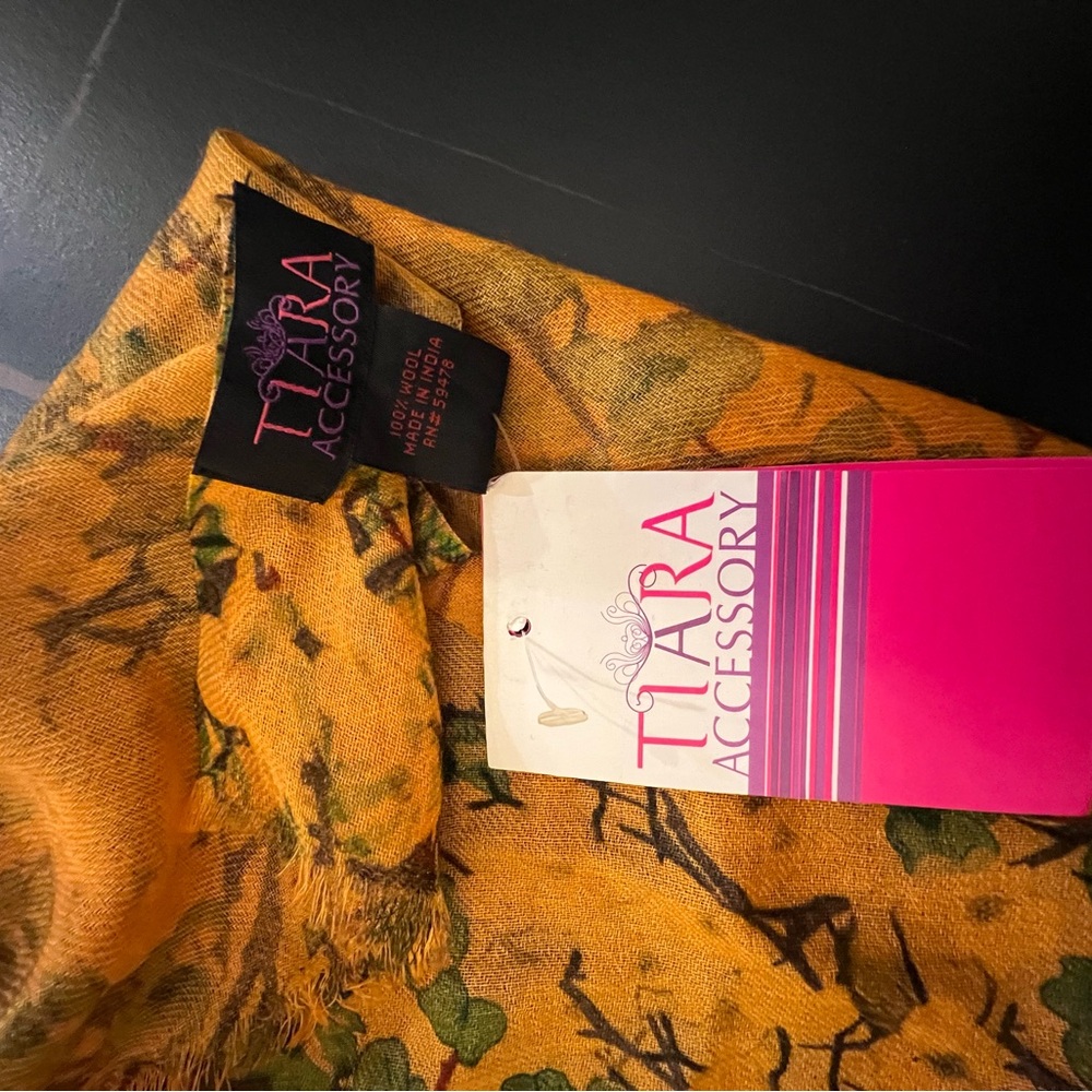 Floral wool scarf - Picture 9 of 11